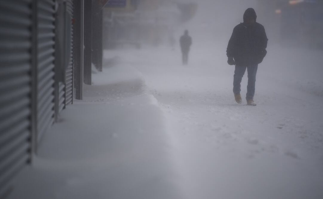 Un poderoso "ciclón bomba" invernal golpea la costa este de Estados Unidos con enormes nevascas y un frío glacial (Foto: AFP)