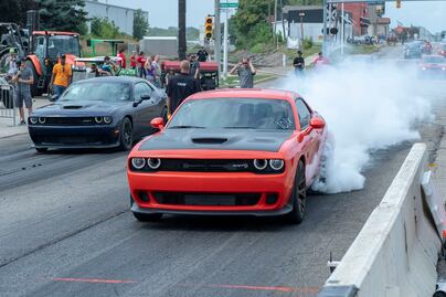 Dueño de Dodge Challenger es detenido por ir a 320 km/h