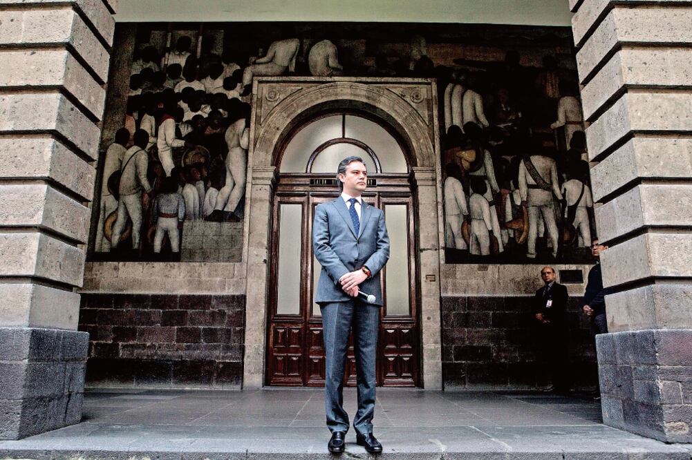 Durante la entrega de reconocimientos a profesores con mayor antigüedad en el servicio público, Aurelio Nuño dijo que el país atraviesa por una profunda transformación en el sistema educativo, orientada a lograr la calidad (CRISTOPHER ROGEL. EL UNIVERSAL)