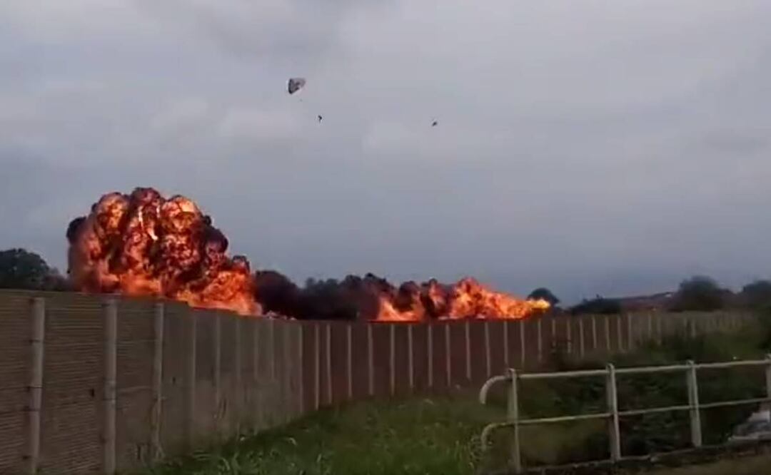 Según reportes, el avión o partes del mismo impactaron contra un automóvil en que viajaba una familia, matando a una niña de cinco años. Un niño de 9 años y sus padres reciben atención médica por quemaduras. Foto: Tomada de Video