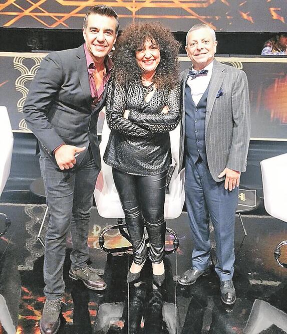 Adrián Uribe, Amanda Miguel y César Bono son los jueces de 'Parodiando, noches de traje (TOMADA DE FACEBOOK)