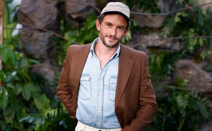 Jonathan Bailey sorprende con sandalias flip flops en alfombra roja