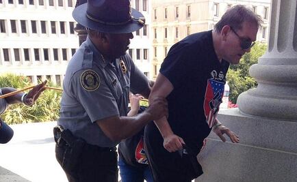 Policía negro ayuda a supremacista blanco; foto se vuelve viral