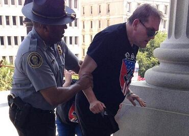 Policía negro ayuda a supremacista blanco; foto se vuelve viral