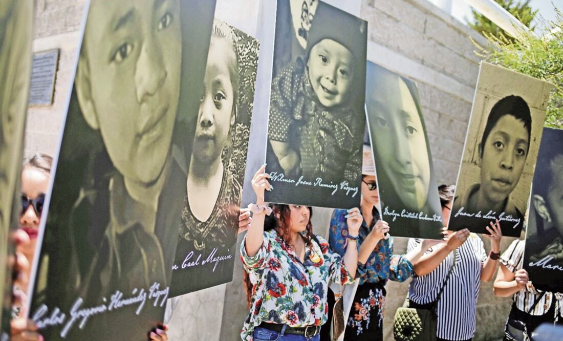 Activists hold photos of migrant children that died in U.S. custody as they protest at the Paso del Norte international border bridge - Photo: Jose Luis Gonzalez Gonzalez/REUTERS