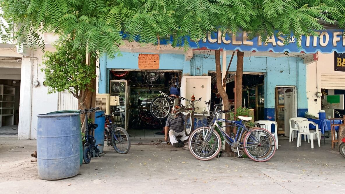 Los negocios de este poblado volvieron a ofrecer sus productos y servicios sin el temor a que los criminales los extorsionen. Foto: Carlos Arrieta / El Universal