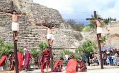 Reviven la Pasión de Cristo en Yucatán; realizan crucifixión en atrio de la iglesia de Acanceh y a los pies de la pirámide maya