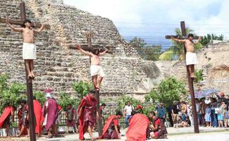 Reviven la Pasión de Cristo en Yucatán; realizan crucifixión en atrio de la iglesia de Acanceh y a los pies de la pirámide maya