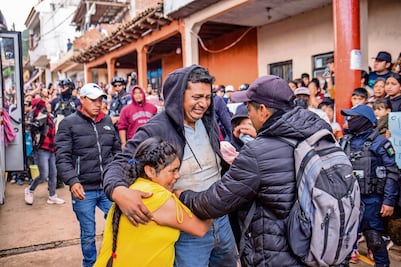 Encuentran con vida a siete policías comunales