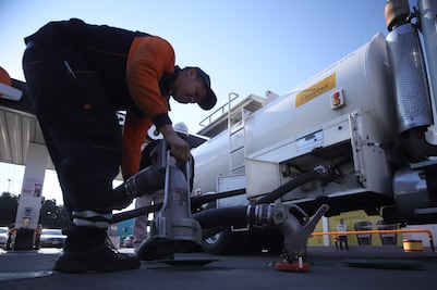 Pipas empiezan a surtir gasolineras en vía Morelos, Estado de México