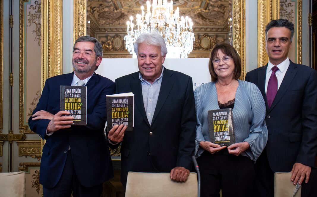 El ex rector de la UNAM conversó en uno de los salones de la Casa de América de Madrid con Felipe González, el ex presidente del gobierno de España. Foto: Jerónimo Andreu