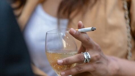 ¿Cuántos cigarros equivalen una botella de alcohol?