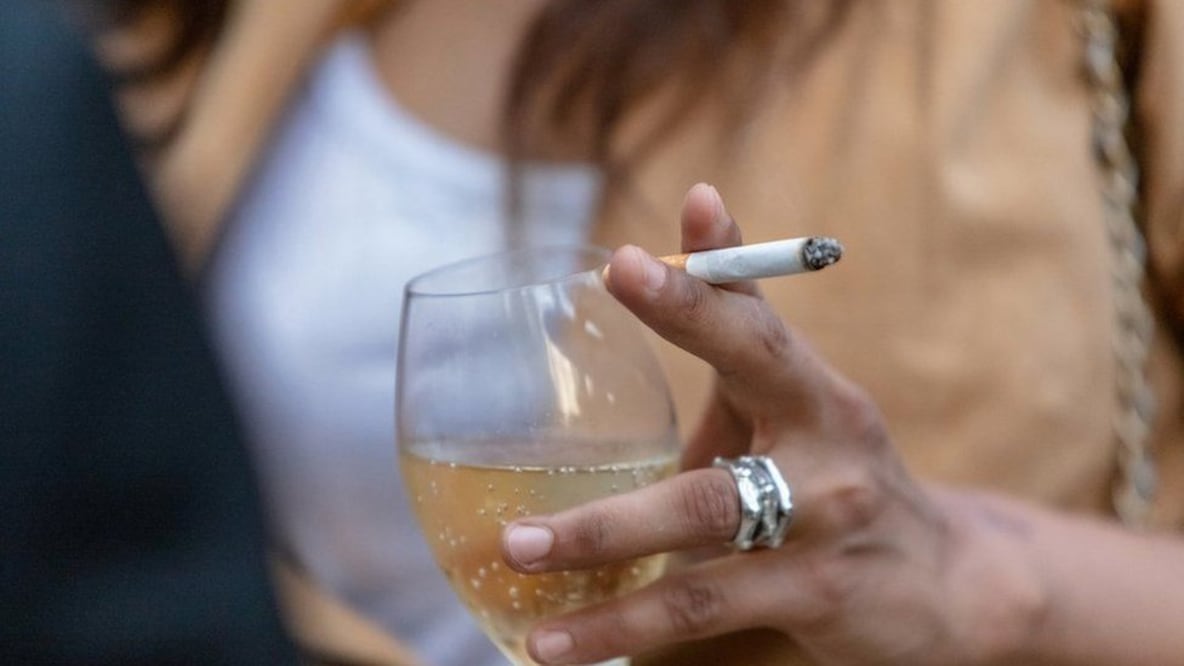¿Cuántos cigarros equivalen una botella de alcohol?