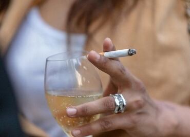¿Cuántos cigarros equivalen una botella de alcohol?