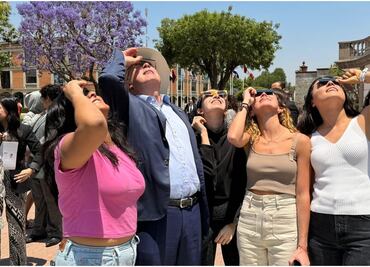 "Estamos unidos por siempre como familia", dice embajador Ken Salazar por el eclipse solar
