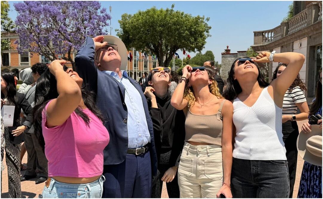 Ken Salazar observó el eclipse de sol en la UDLAP. Foto: Especial