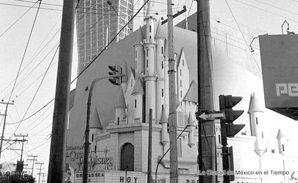 Fotografía de la fachada del Cine Continental, conocido como “La casa de Disney”, por su cartelera con películas de ese estudio hollywoodense. Al igual que el Lindavista, este complejo de exhibición cinematográfica se adornó como un castillo de cuento de hadas. Foto: Tomada de La Ciudad de México en el Tiempo/ESPECIAL