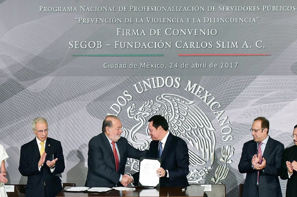 El empresario Carlos Slim firmó ayer un convenio con la Secretaría de Gobernación, a nombre de su fundación para impartir capacitación en materia de prevención del delito (SEGOB)
