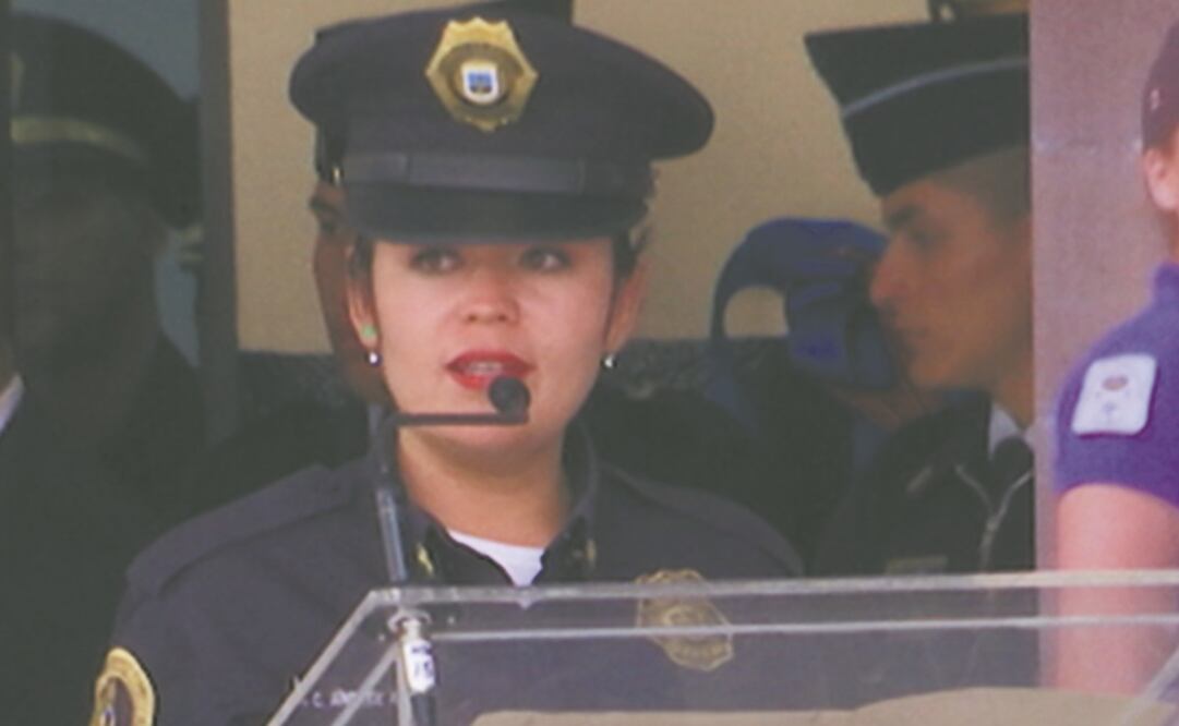 Encomienda. La policía Lesly Karina Andrade dijo a los cadetes graduados que tienen la misión de honrar y respetar a la ciudadanía. Foto: TOMADA DE VIDEO