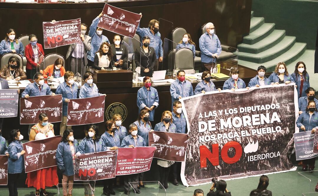 La bancada de Morena y aliados olvidaron la sana distancia al momento de tomar la tribuna de San Lázaro. Foto: DIEGO SIMÓN. EL UNIVERSAL