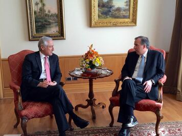 Condecoran a canciller Meade en Chile