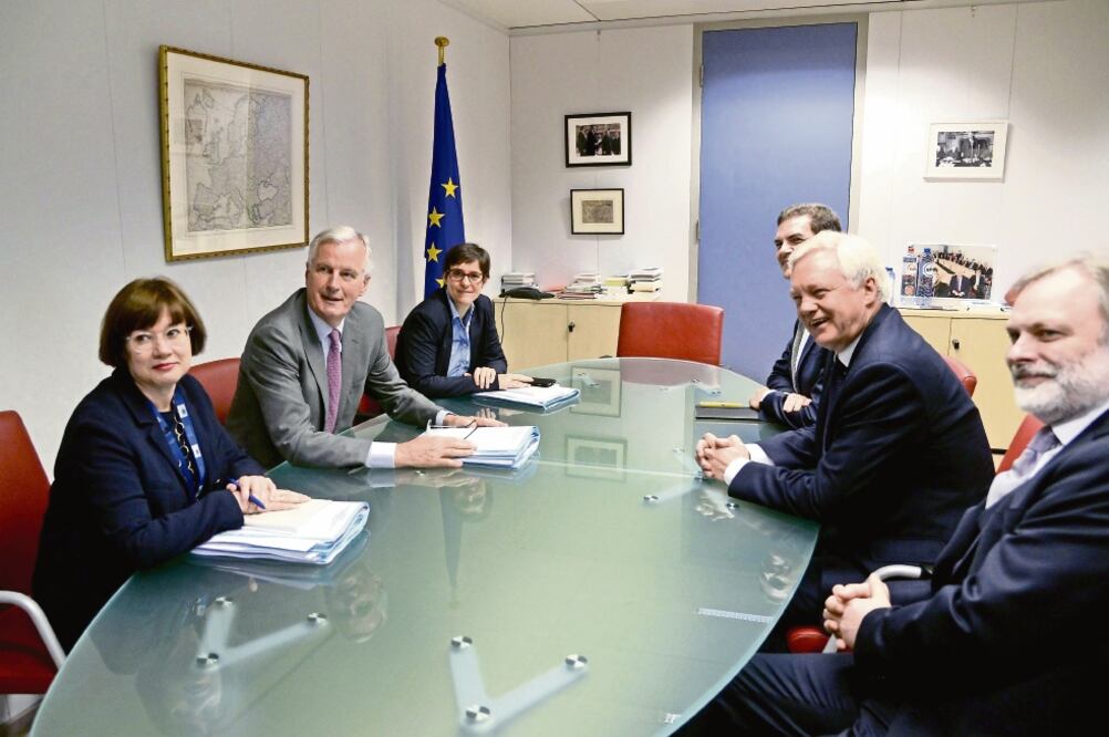 En la negociación del Brexit resaltó que los funcionarios de la UE llevaron informes y apuntes, mientras que los de RU no tenían documentos (THIERRY CHARLIER. EFE)