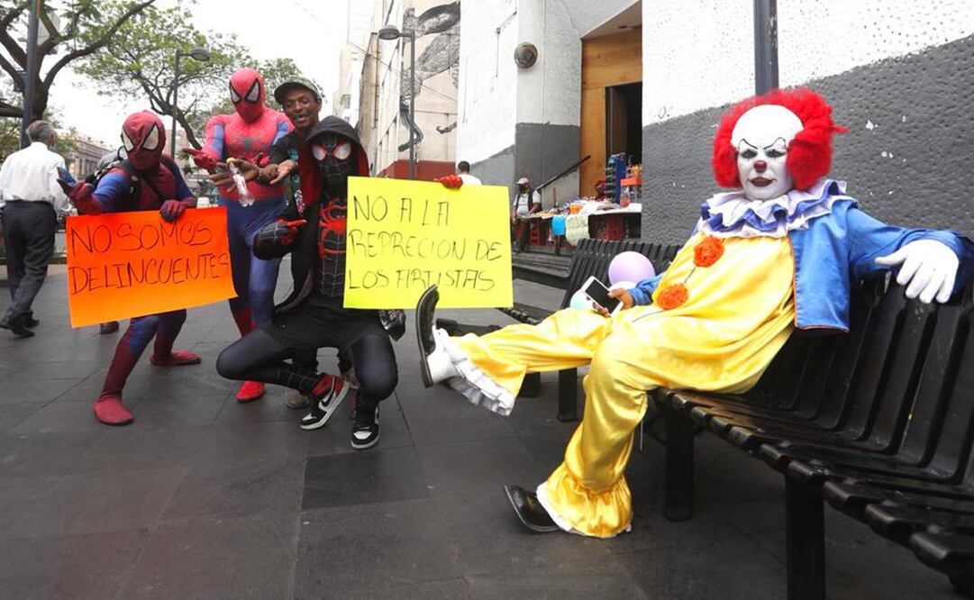 Un grupo de 20 personas con botargas se manifestaron en el primer cuadro de la ciudad para exigir que se les permita el trabajo en las calles. Foto: Valente Rosas /EL UNIVERSAL