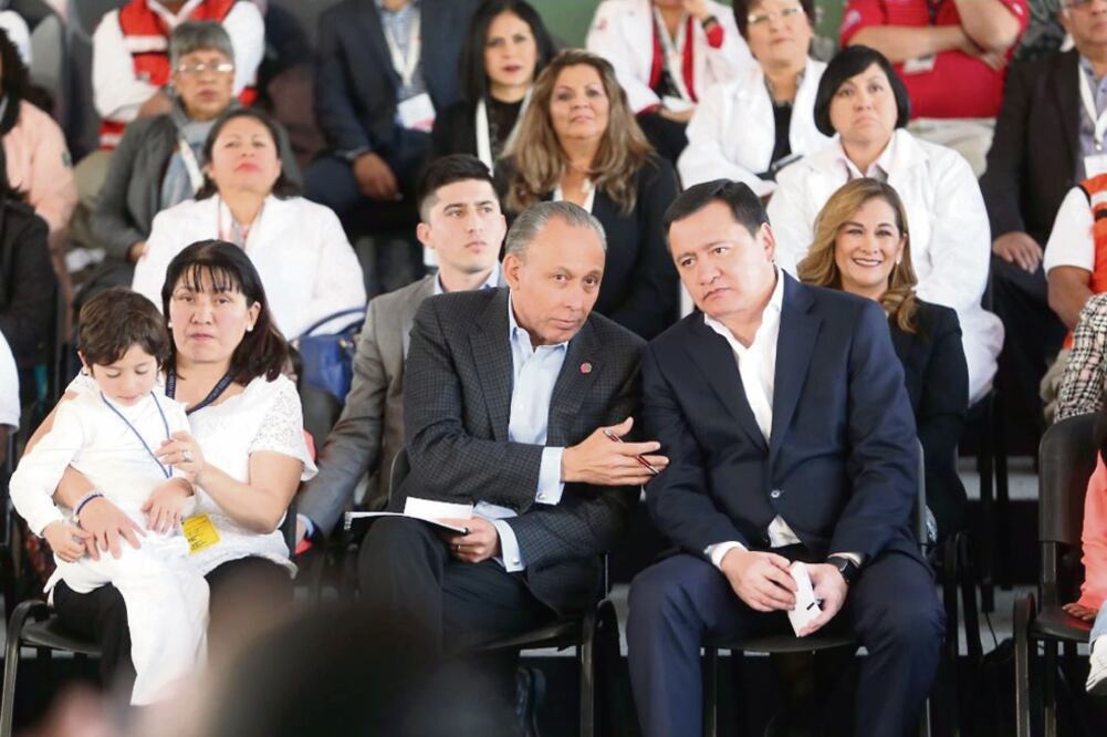 José Reyes Baeza, director del ISSSTE (izq.), y Miguel Ángel Osorio Chong, secretario de Gobernación, en la ceremonia (TOMADA DE TWITTER)