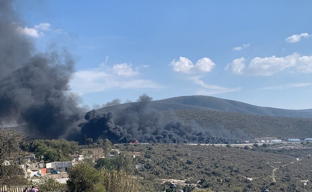 El siniestro se habría producido por un accidente vehicular que causó el incendio de una pipa de combustible. Foto: Especial.