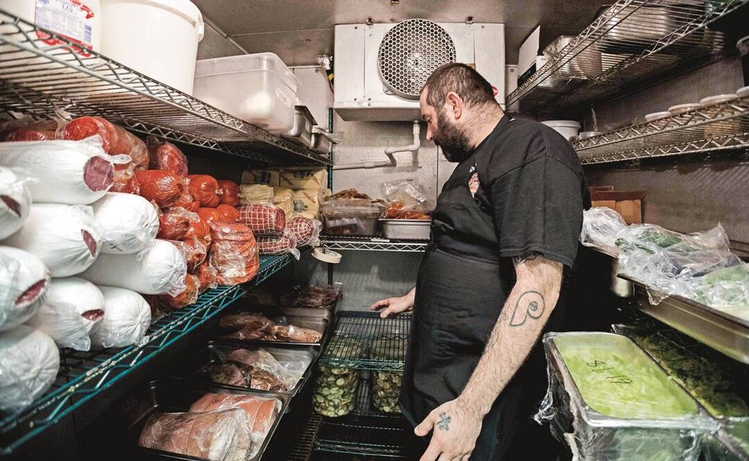 Jon Taub, dueño de un restaurante en Washington DC, ha tenido problemas para surtir suministros debido a la constante alza de precios, desde la harina hasta el aceite. Foto: AFP.