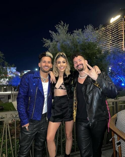 Con sexy look total black, Danna Paola promociona su canción "Cachito"