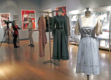 Subastan vestido de Dorothy de El mago de Oz