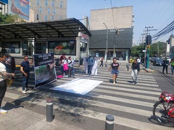 Vecinos de alcaldía Benito Juárez bloquean Insurgentes y Xola; exigen resultados de estudios a agua contaminada, caso ocurrido hace un año