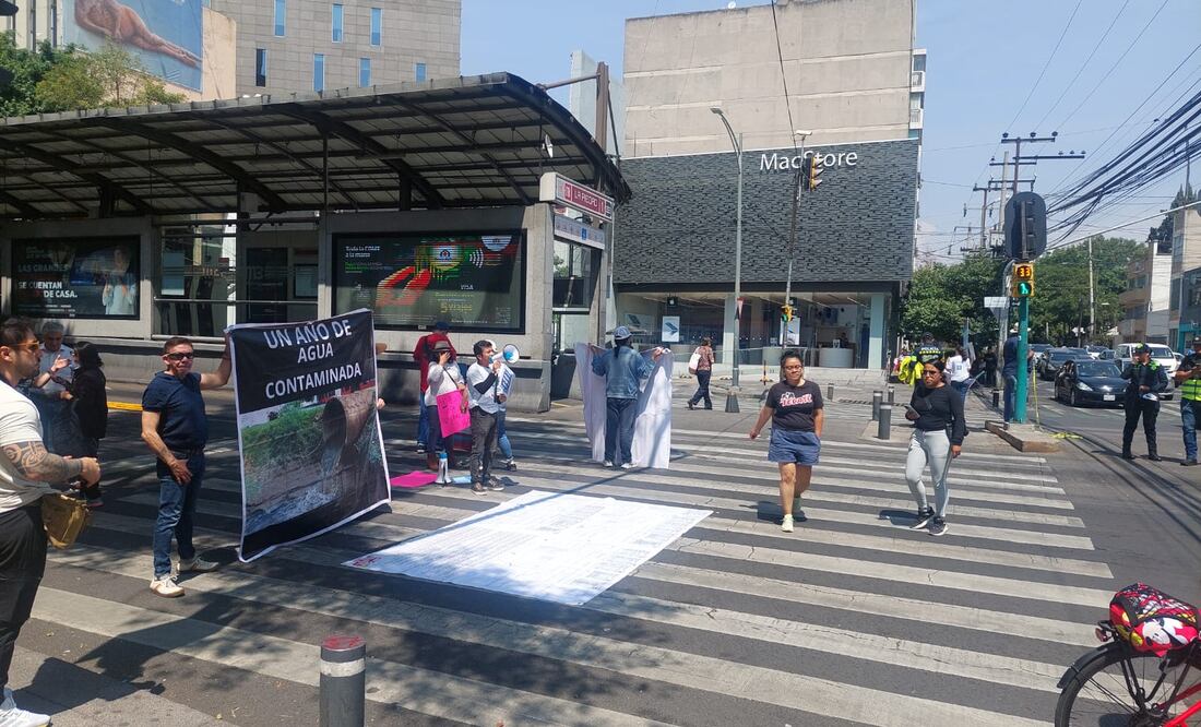 Este sábado, vecinos de las colonia Del Valle y Narvarte realizaron un bloqueo en Insurgentes y Xola a un año del caso de la contaminación del agua en el pozo Alfonso XIII. (Foto: especial)