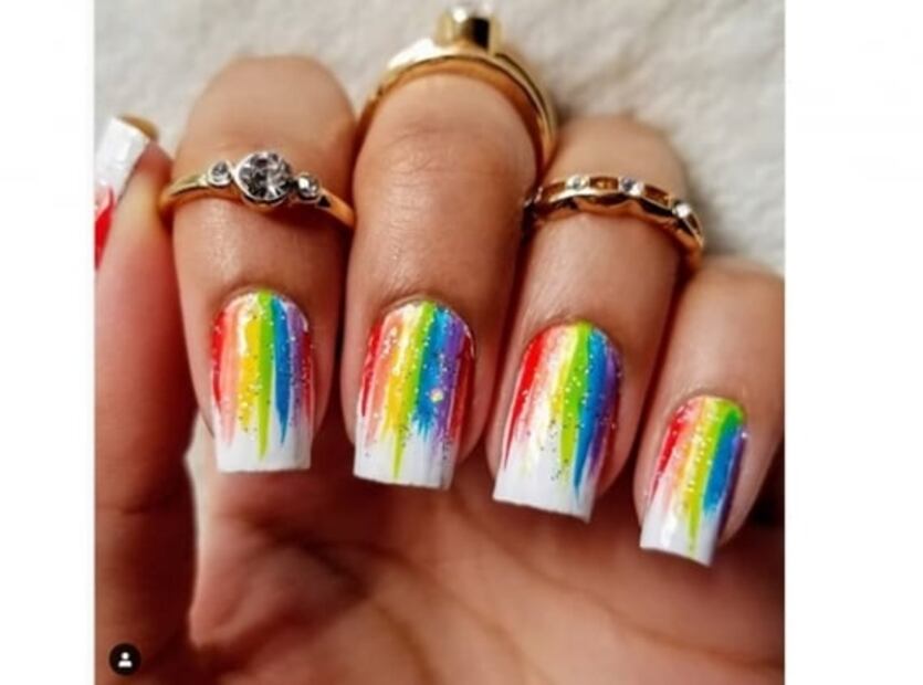 Manicura de arcoíris para conmemorar la marcha por el orgullo LGBTTTIQ+