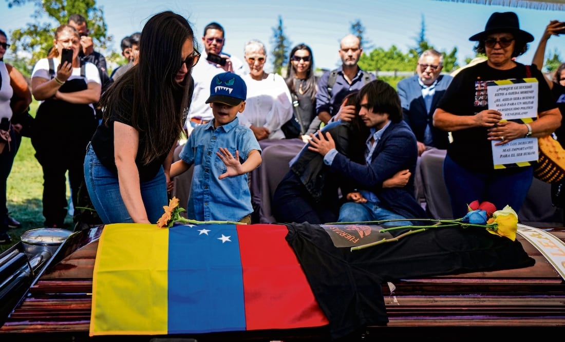 La viuda, hijo y hermana del militar venezolano Ronald Ojeda, durante el sepelio de éste en el cementerio de Canaán, en Santiago, el pasado 8 de marzo. Foto: Esteban Félix / AP