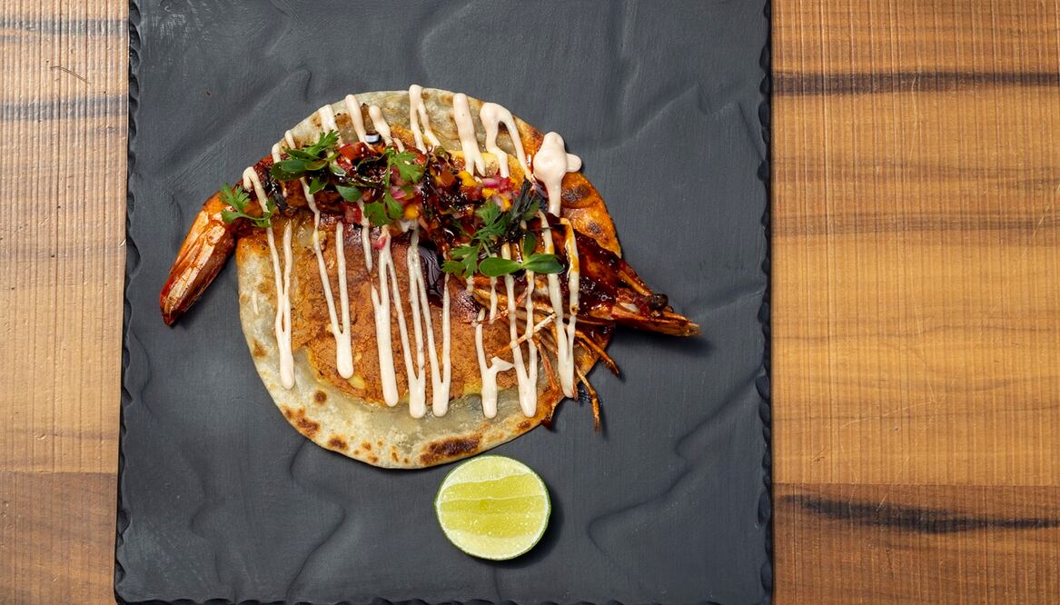 Foto: taco de camarón jumbo con frijoles refritos en tortilla de harina