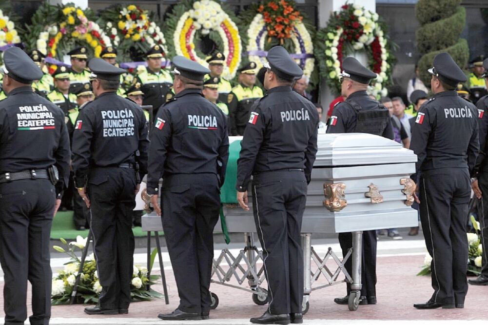 Por la tarde del martes, familiares, autoridades y compañeros de los elementos caídos se reunieron para exaltar la labor de las víctimas. (CORTESÍA)