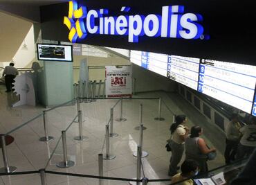 Consumidores denuncian cobro extra en compra de boletos de cine en línea y máquinas electrónicas; acusan inacción de Profeco