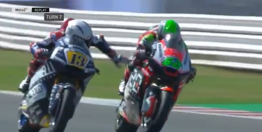 Competidor frena moto de rival