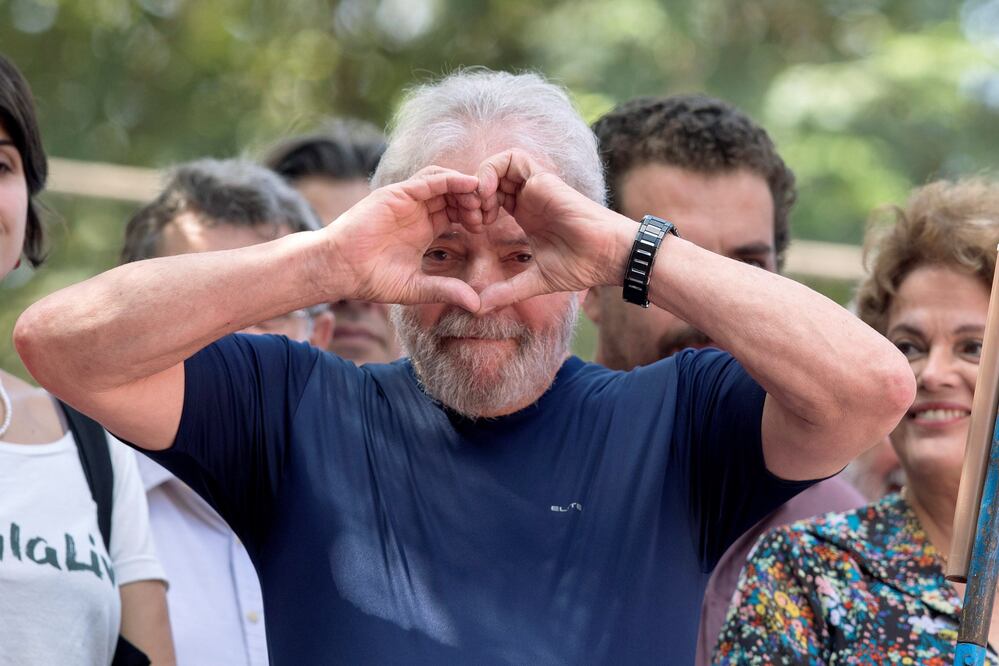 El ex presidente de Brasil, Lula da Silva, forma un corazón con sus manos durante su discurso afuera del sindicato de metalúrgicos en la ciudad de Sao Bernardo do Campo antes de entregarse a la policía federal (Foto: EFE)