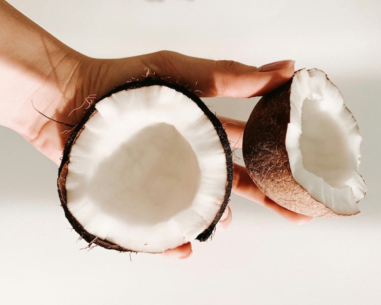 El aceite de coco se obtiene de la parte blanca del fruto, la pulpa. Al aplicarse en la piel, logra retener la humedad para mantener el rostro hidratado. Foto: Unsplash