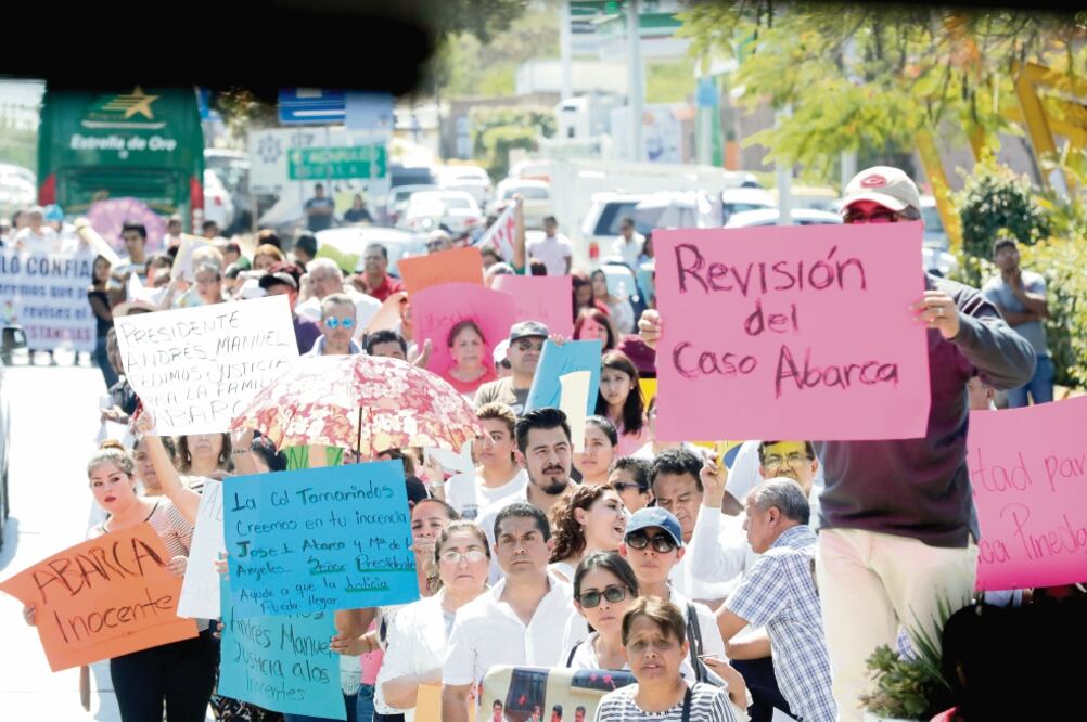 Familiares y amigos del ex alcalde de Iguala José Luis Abarca se manifestaron en el evento que el Presidente tuvo en ese municipio. (LUIS CORTÉS. EL UNIVERSAL)