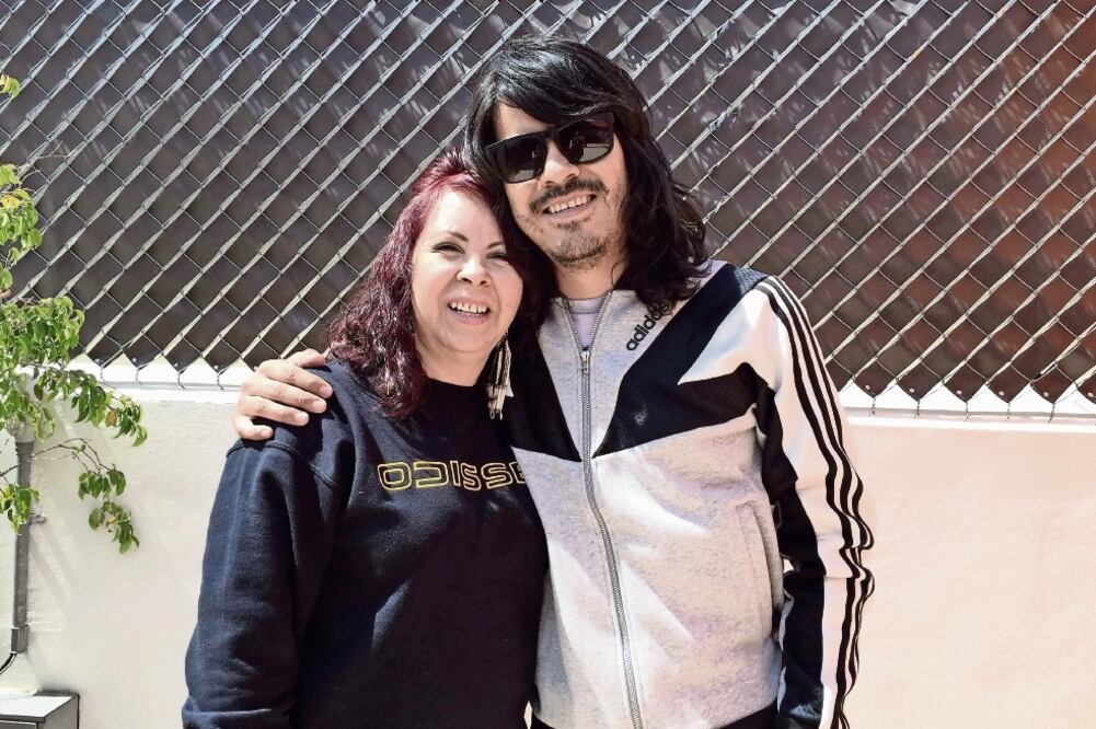 Marcela Álvarez cuenta que su hijo forjó su carrera de músico a la par de un buen desempeño escolar (CORTESÍA MARCELA ÁLVAREZ)