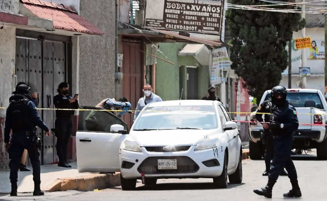 Elementos de la Guardia Nacional y de la policía de Nezahualcóyotl montaron un perímetro de seguridad y resguardaron el auto. Foto: Ernesto Álvarez / EL GRÁFICO 