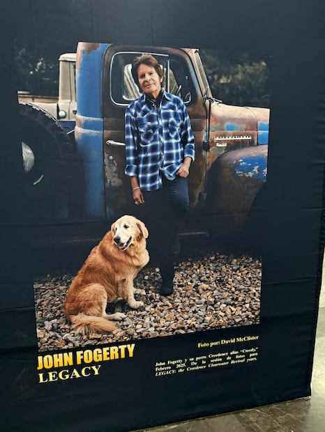 Del escenario al Metro: la CDMX rinde homenaje a John Fogerty con muestra fotográfica.
Foto: César Olivares/EL UNIVERSAL.