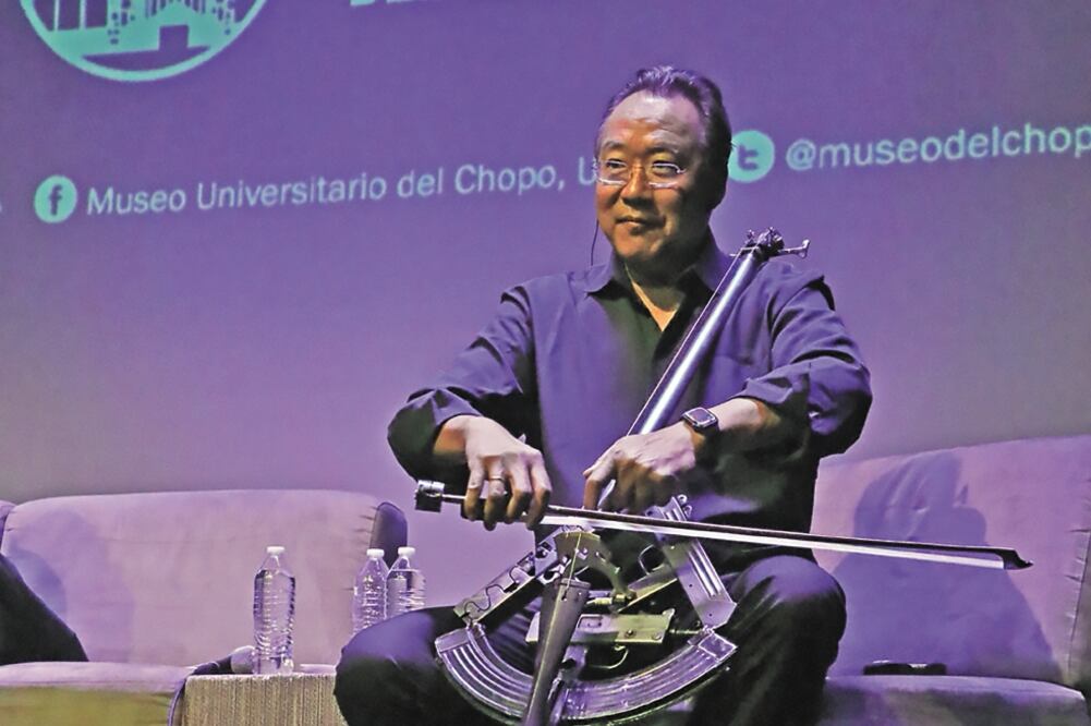 El chelista franco-estadounidense Yo-Yo Ma quiso tocar un violín hecho con armas y creado por el escultor Pedro Reyes. Foto: CORTESÍA: CULTURA UNAM. BARRY DOMÍNGUEZ
