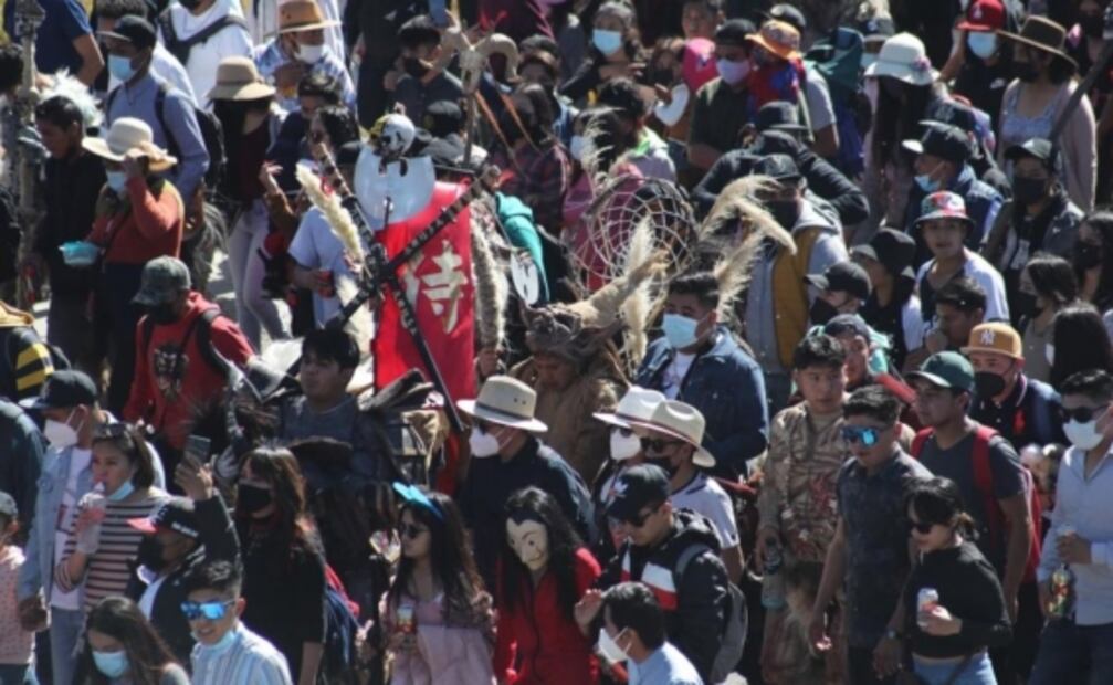 Ómicron no frena fiesta patronal: sin sana distancia ni cubrebocas recorren calles de Toluca 