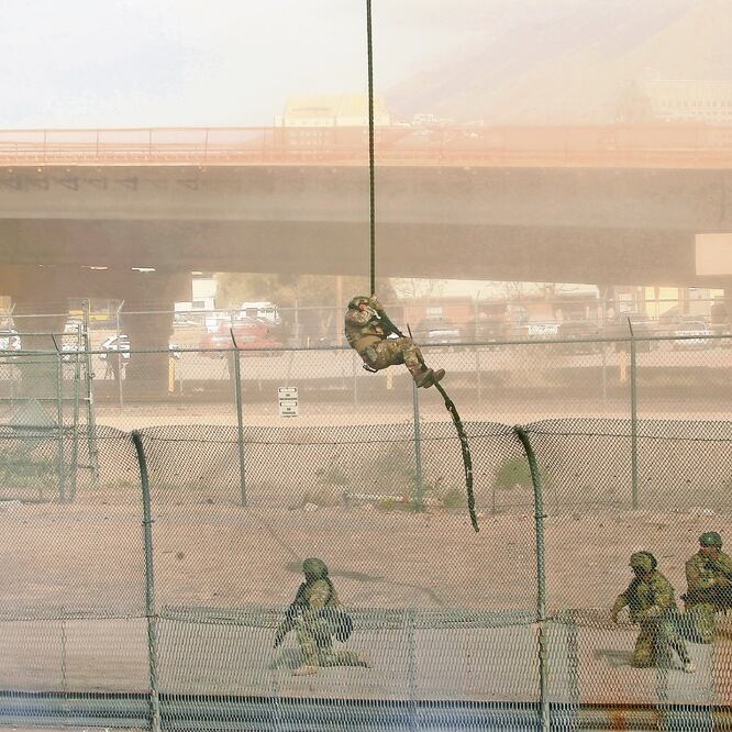 Agentes de la Patrulla Fronteriza al participar ayer, durante un entrenamiento de control de multitudes, en El Paso. (JOSÉ LUIS GONZÁLEZ. REUTERS)