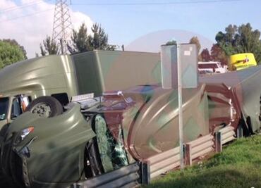 Vuelca tráiler de Sedena en la Texcoco-Lechería